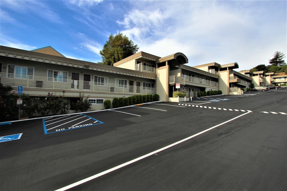 Budget Inn of Hayward 57/68