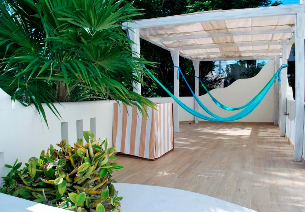 Coco Rio Hotel 7/50