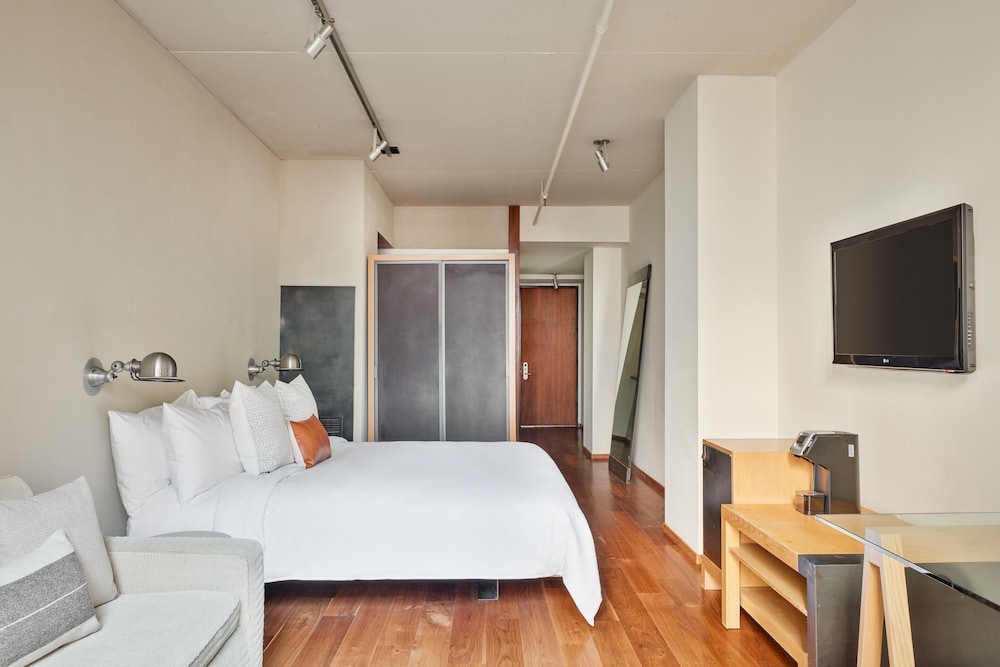 Chambers Hotel 18/70