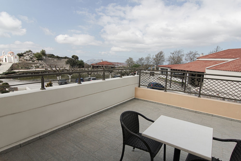 Delina Mountain Spa Resort 72/86