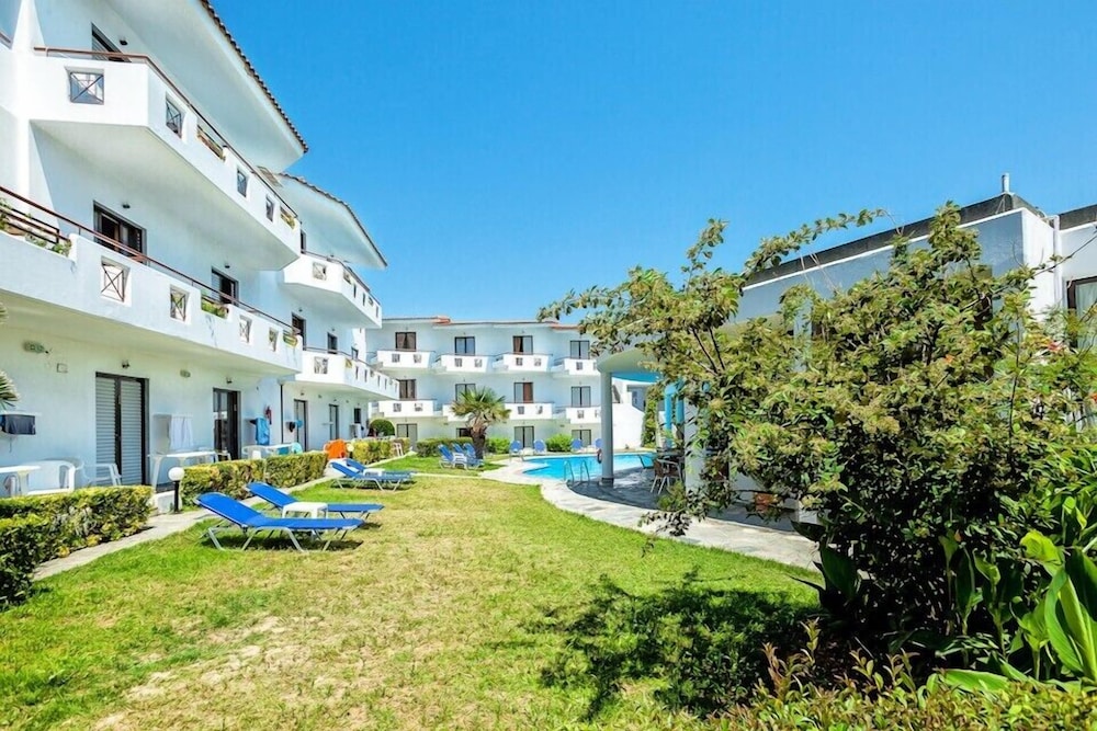 Xenios Dolphin Beach Hotel 4/68