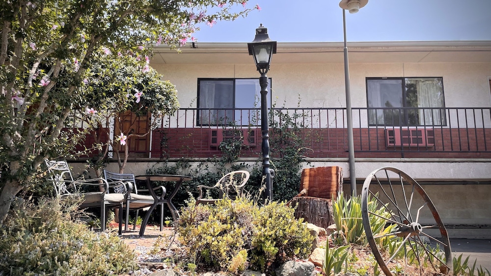 Mariposa Lodge 2/47