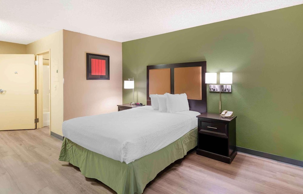 Studio 6 Suites Fresno North CA 26/56