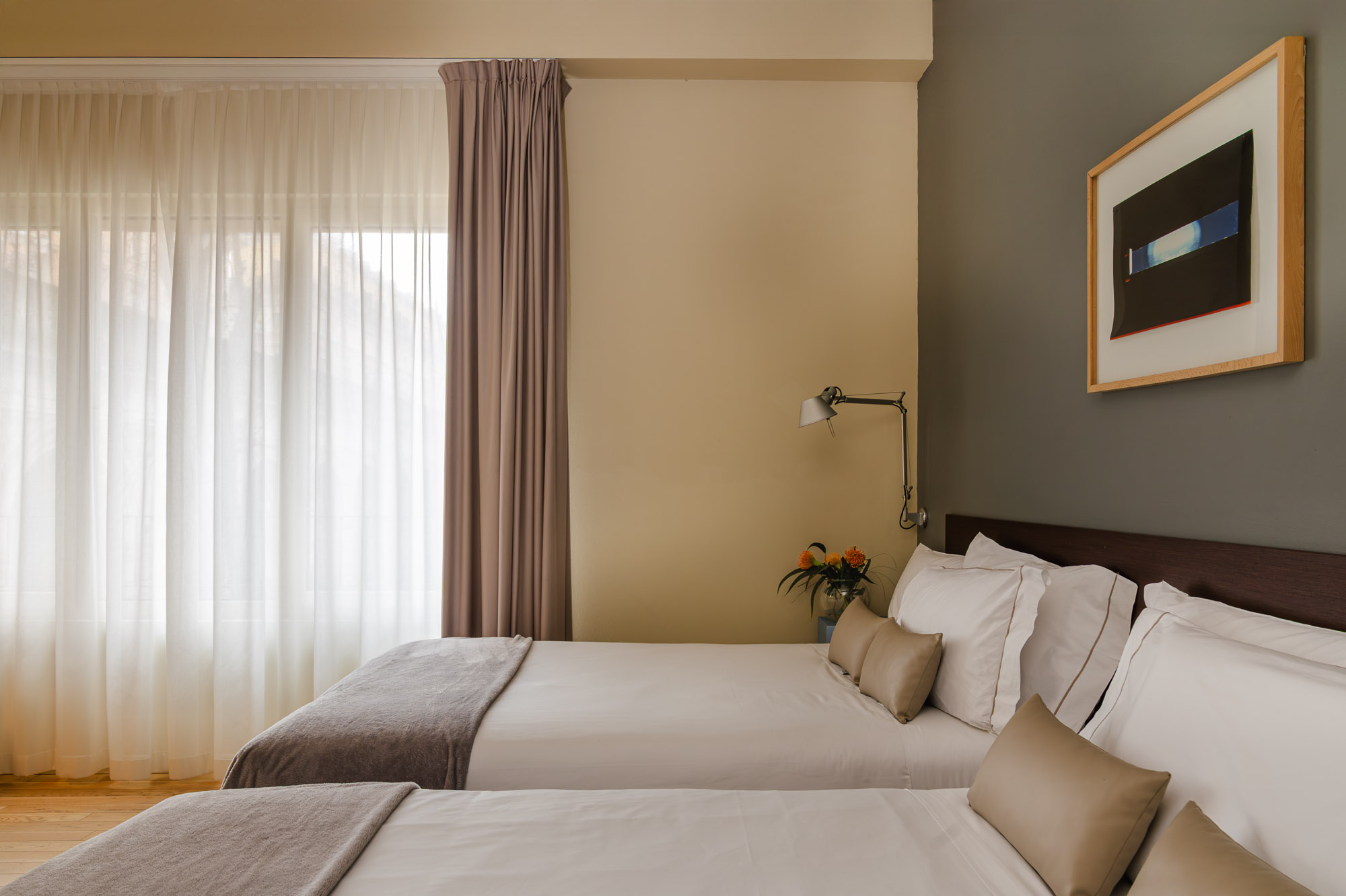 EXECUTIVE, TWIN BEDS