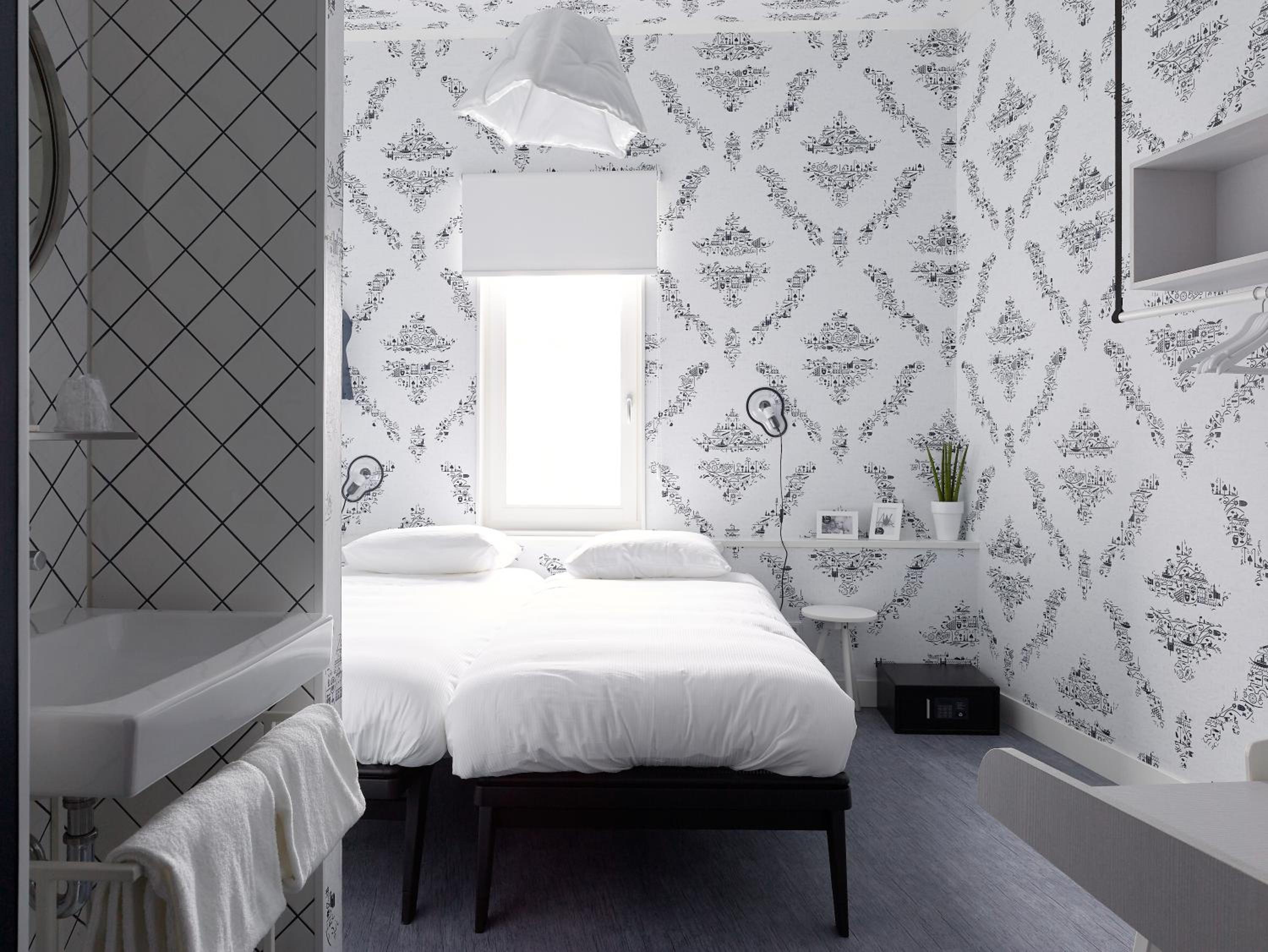 Medium, Twin Beds