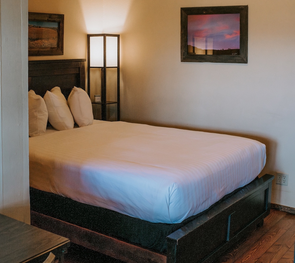 Junior, Lodge, Queen Bed