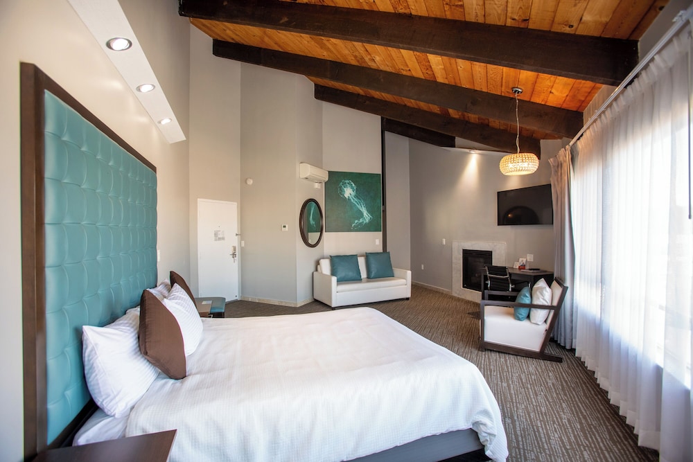 DELUXE, KING BED, SOFA