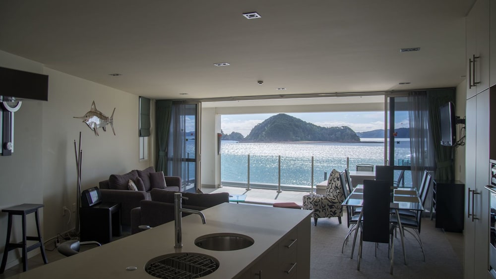 The Waterfront Suites Heritage Collection 32/50