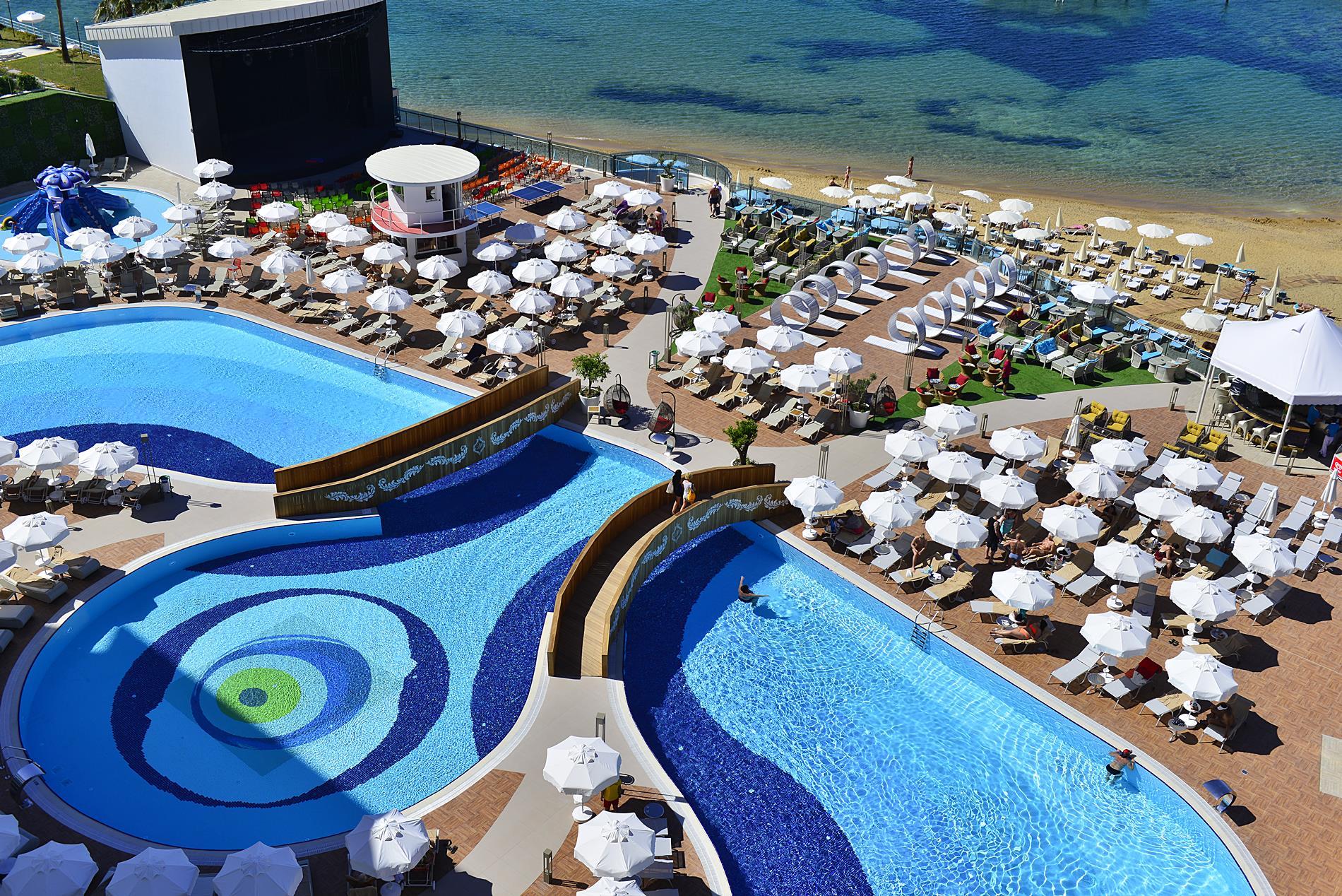 Azura Deluxe Resort Spa 41/42