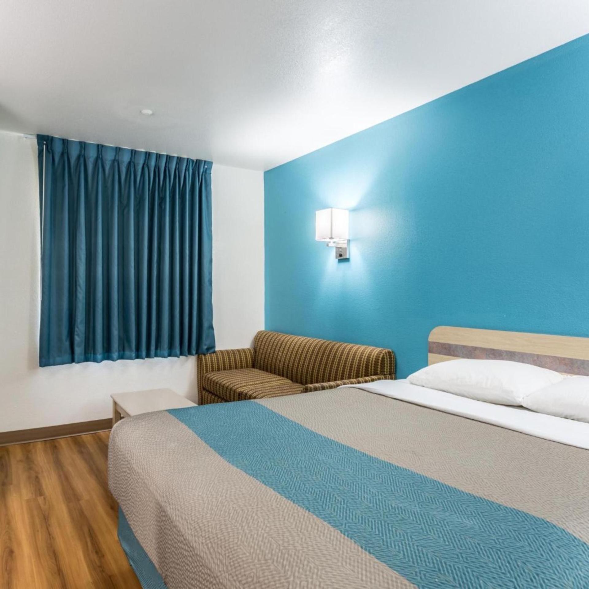1 Queen Bed - ADA/Tub/Smoking