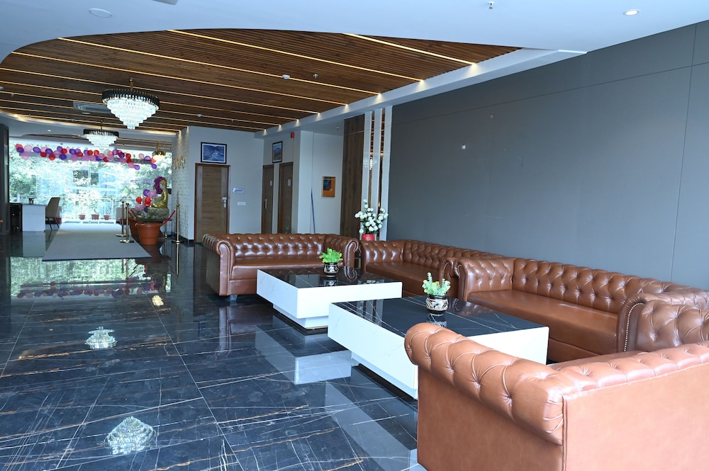 SPT Clarks Inn Suite Mandi 16/22