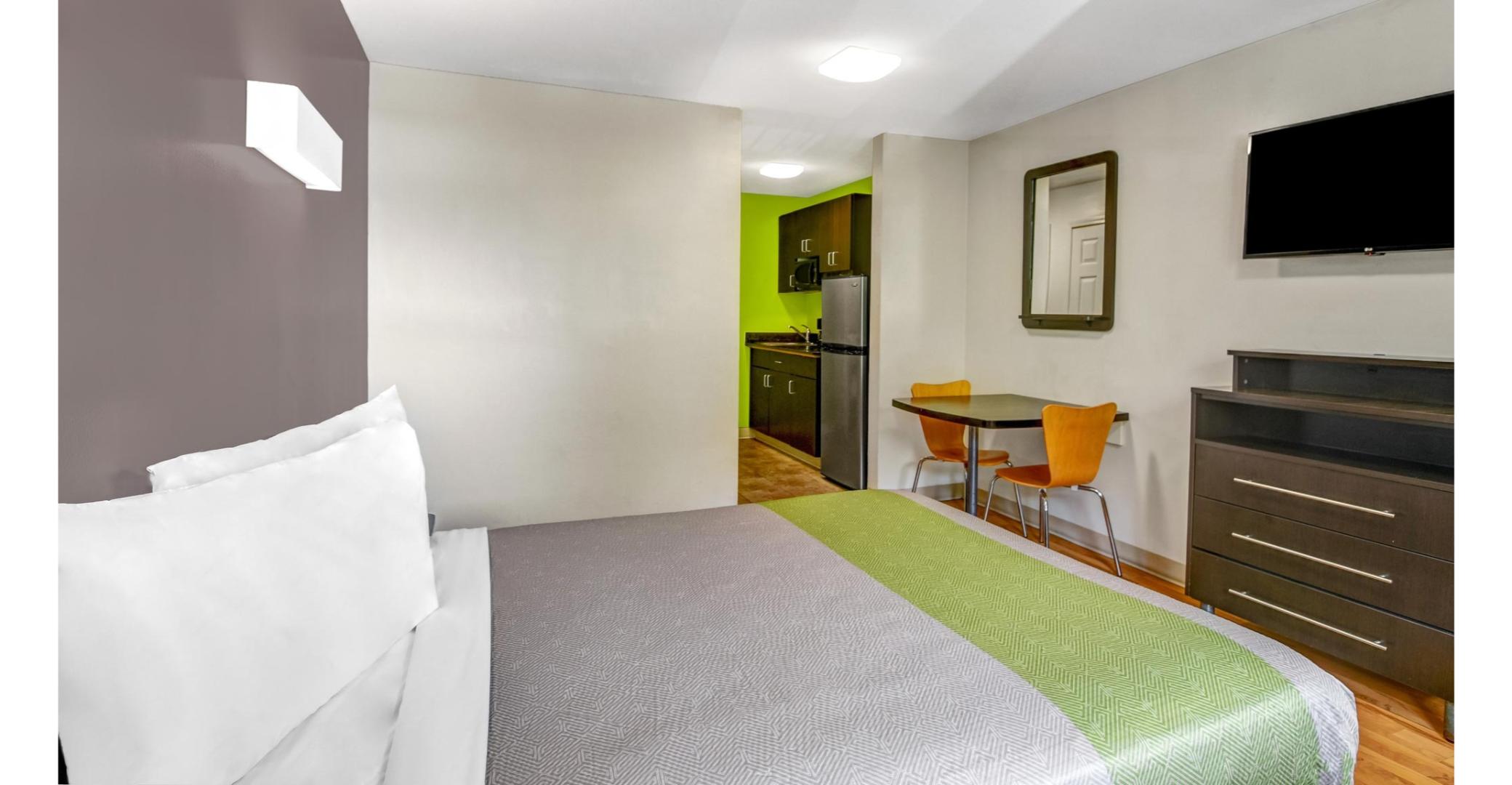 1 Queen Bed - Smoking, Studio 6 Extended Stay - Atlanta, GA - Chamblee 2/3