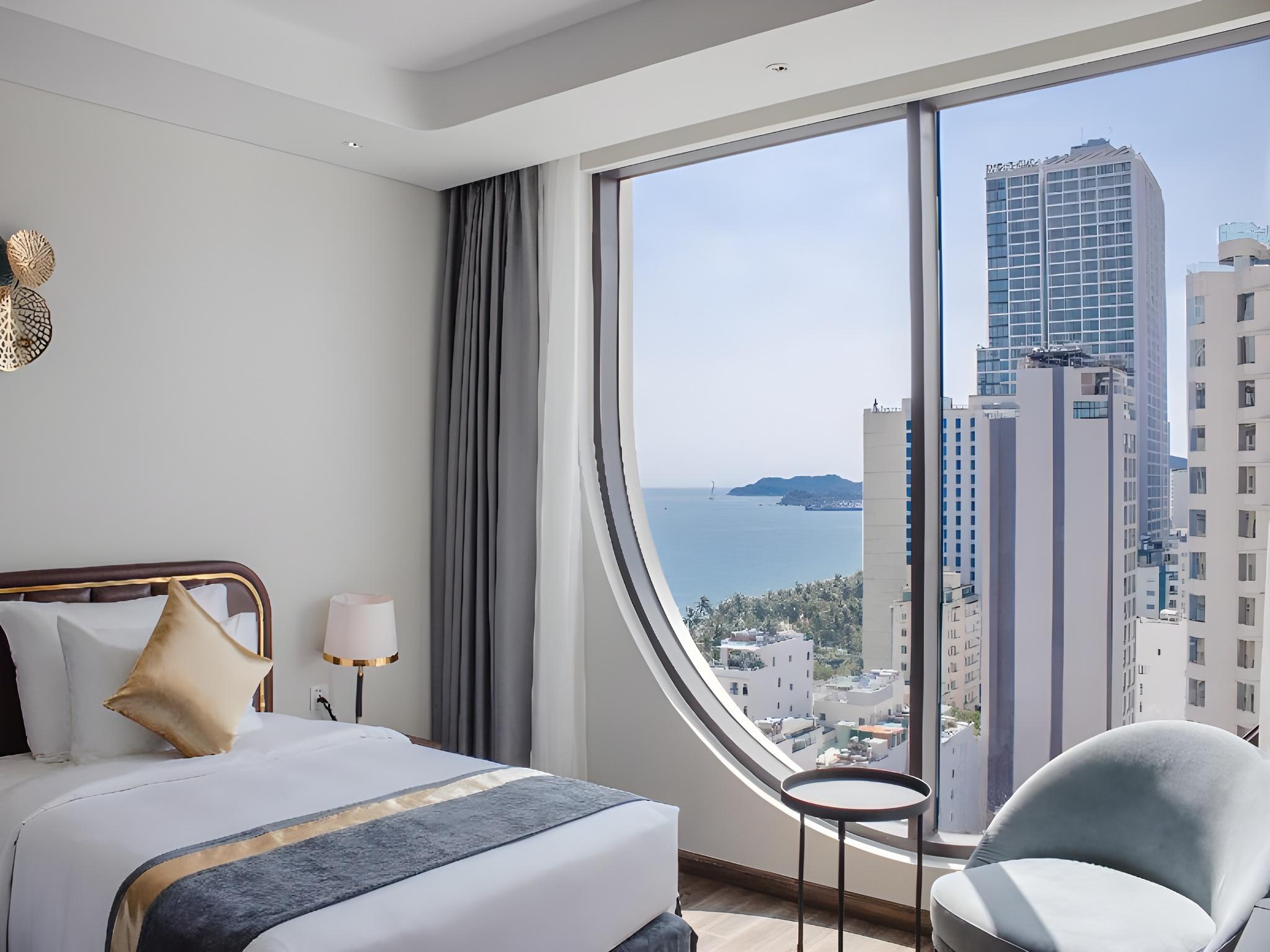 Senior, Deluxe, Twin Beds, Partial Sea View