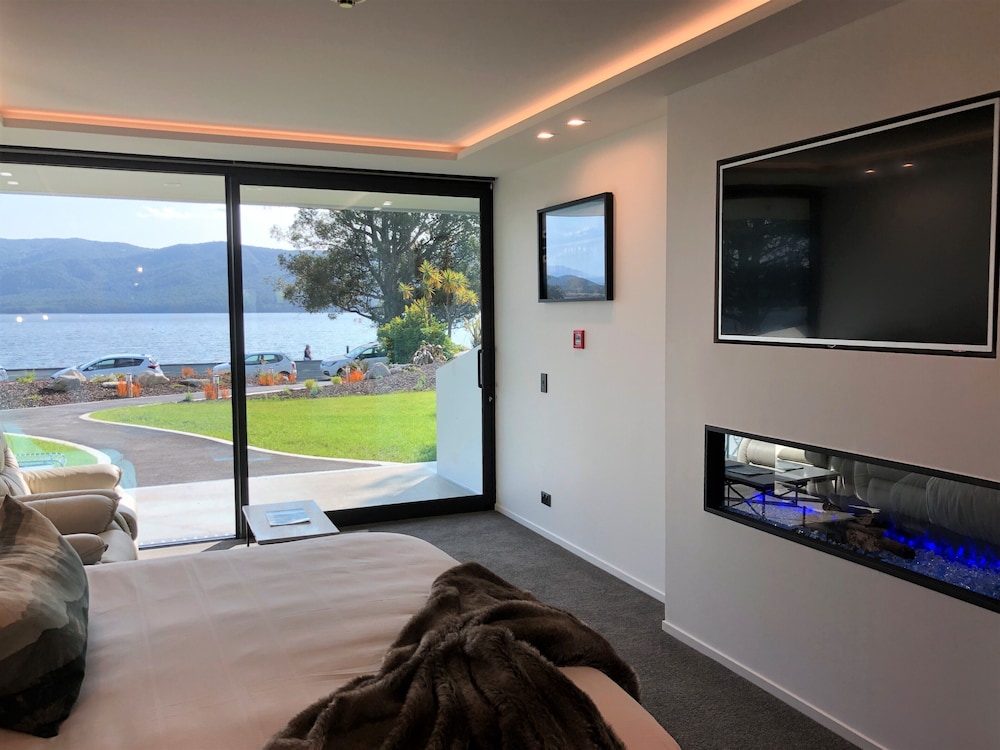 Fiordland Lakeview Motel and Apartments 36/67