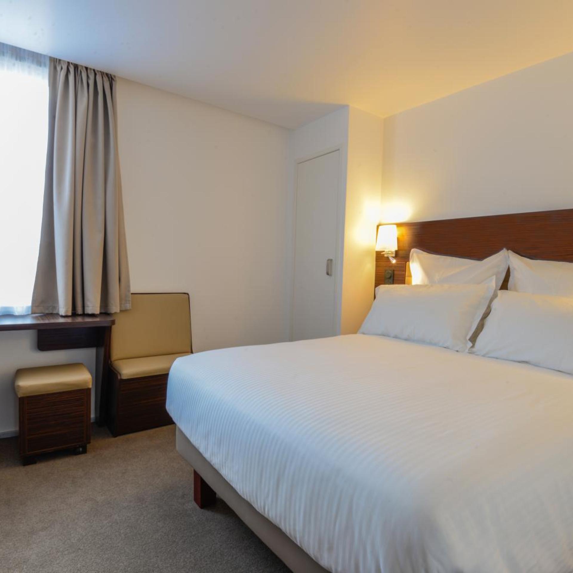 ROOM, DOUBLE BED
