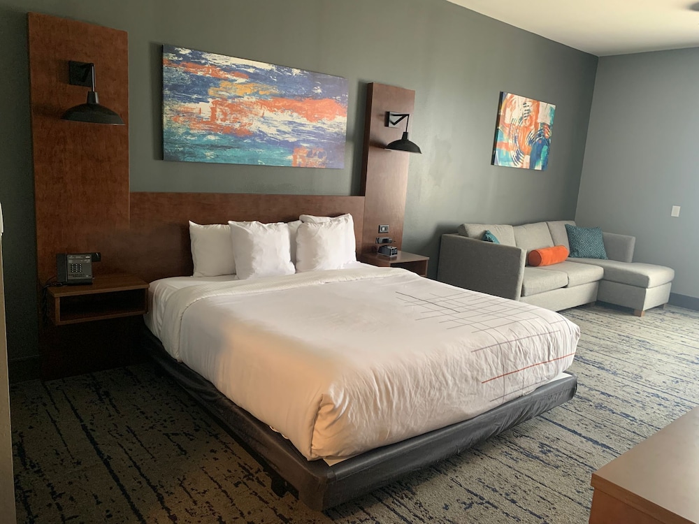 La Quinta Inn & Suites by Wyndham Louisville East 15/45