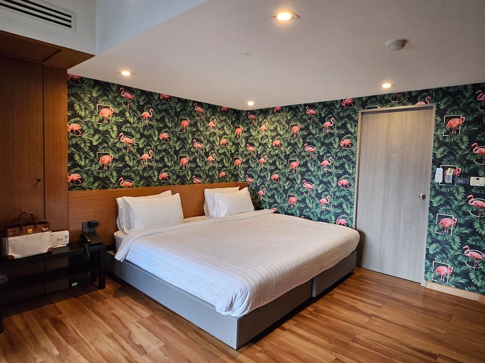 ROOM, KING BED, BALCONY