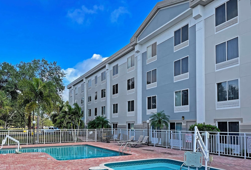 Comfort Inn & Suites Sarasota I75 7/44