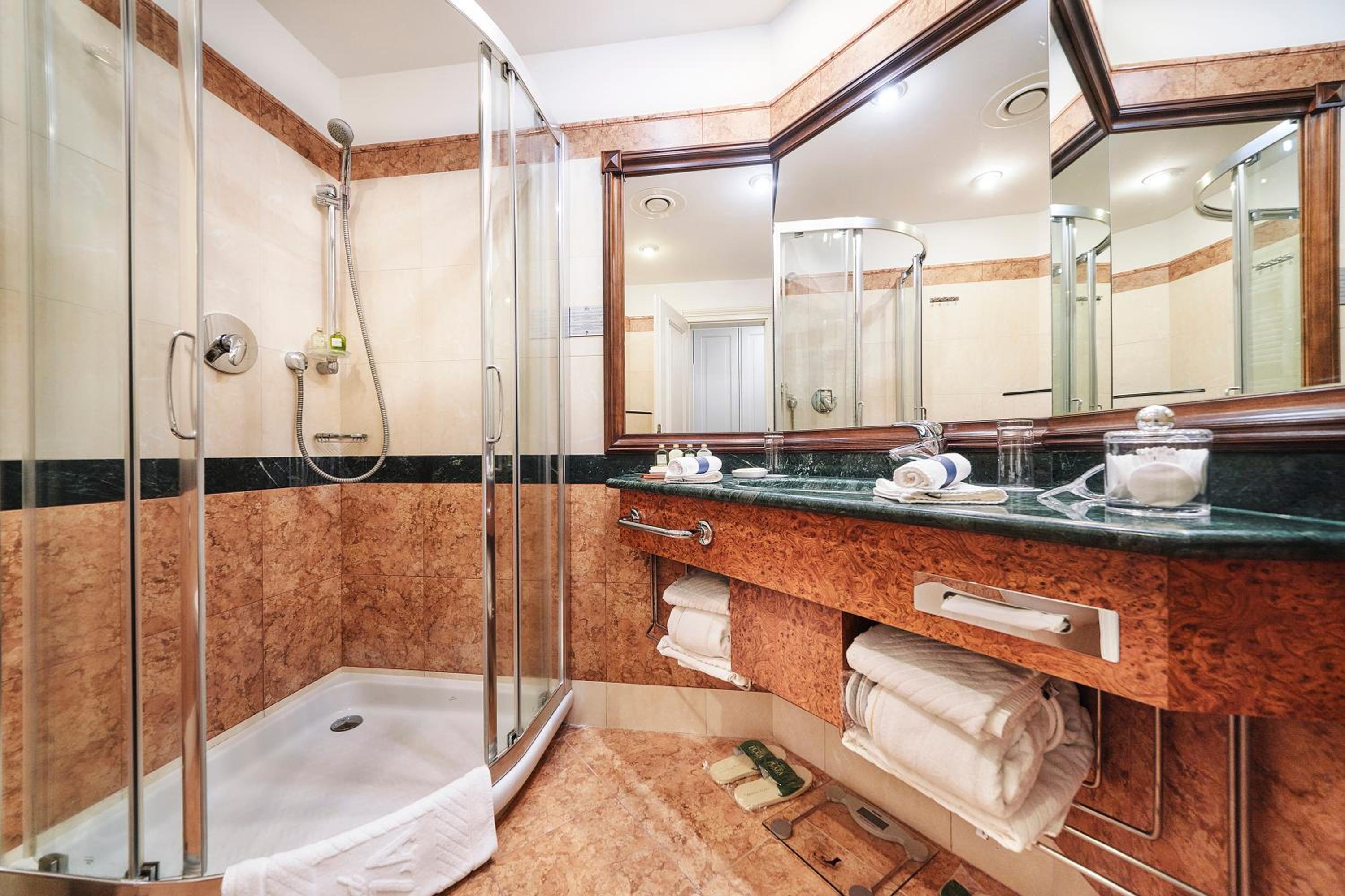 ROOM, SINGLE, QUEEN BED