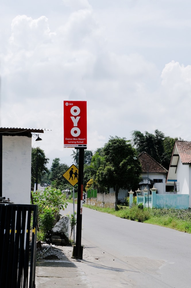 OYO 563 Damar Mas Resort Lereng Kelud 8/61
