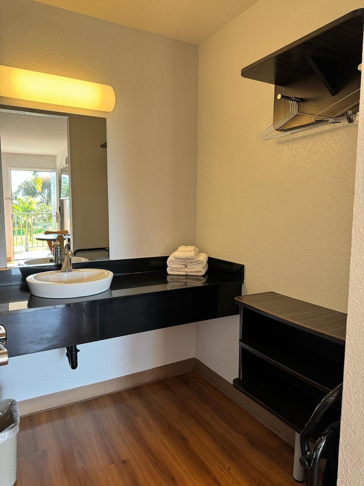 Motel6 Ventura, CA - South 15/61