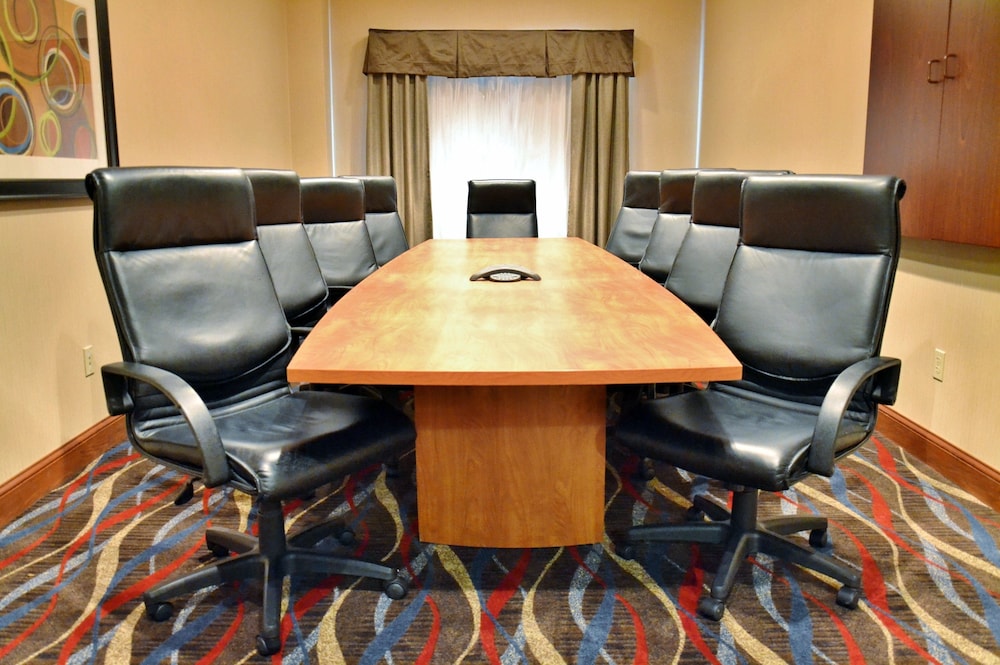 Holiday Inn Express Suites Center Township 65/78