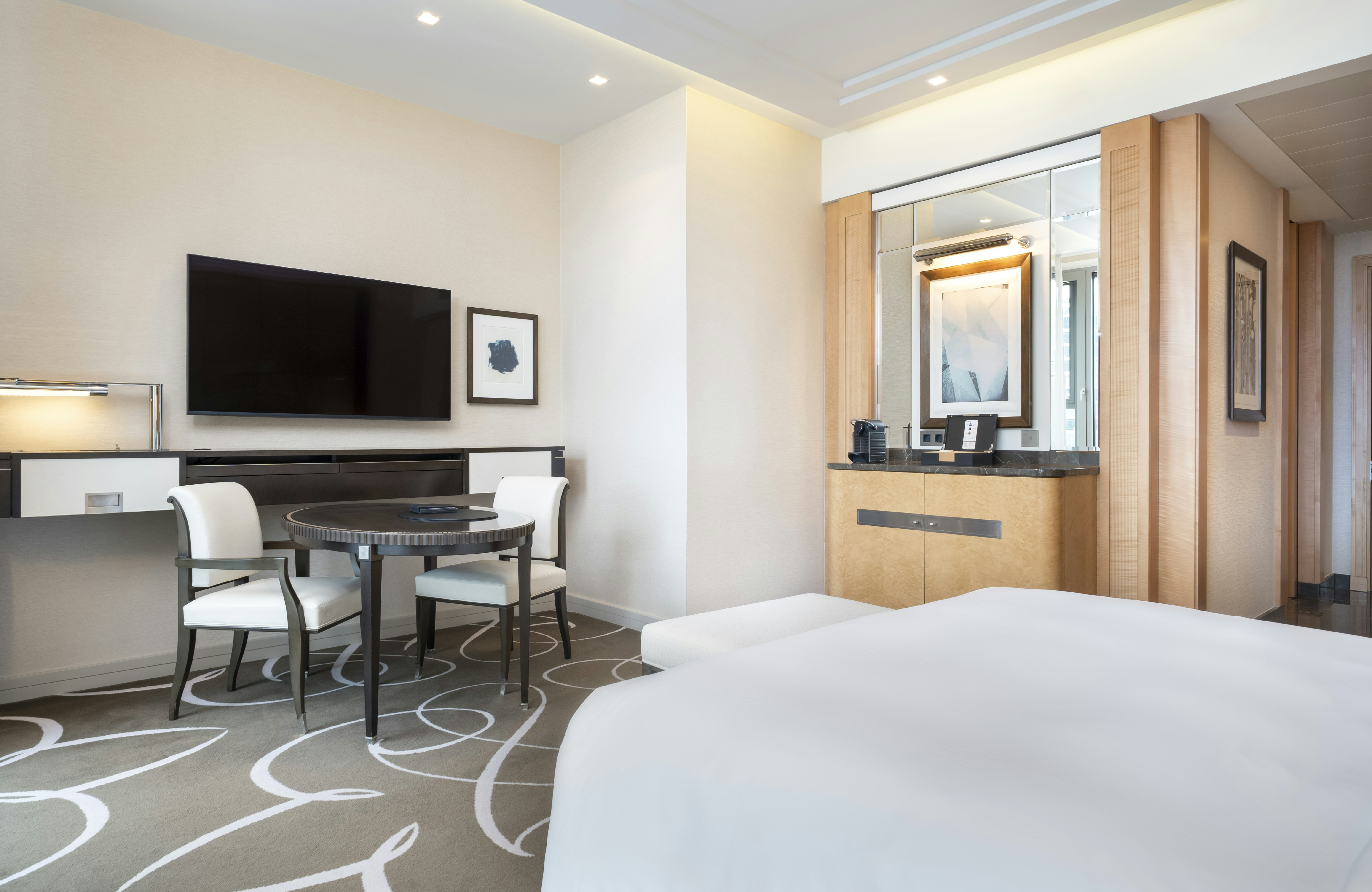 DELUXE, KING BED