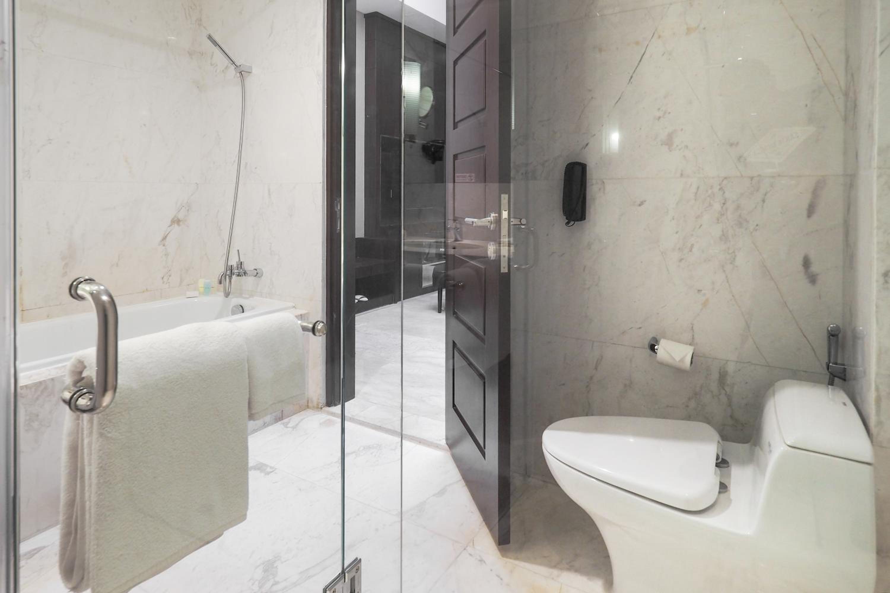 جناح تنفيذي بسرير كينج، Grand Mercure Solo Baru 2/3