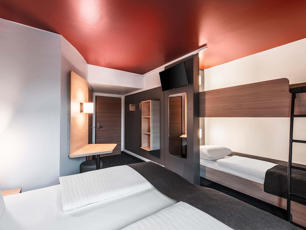 ROOM, QUADRUPLE