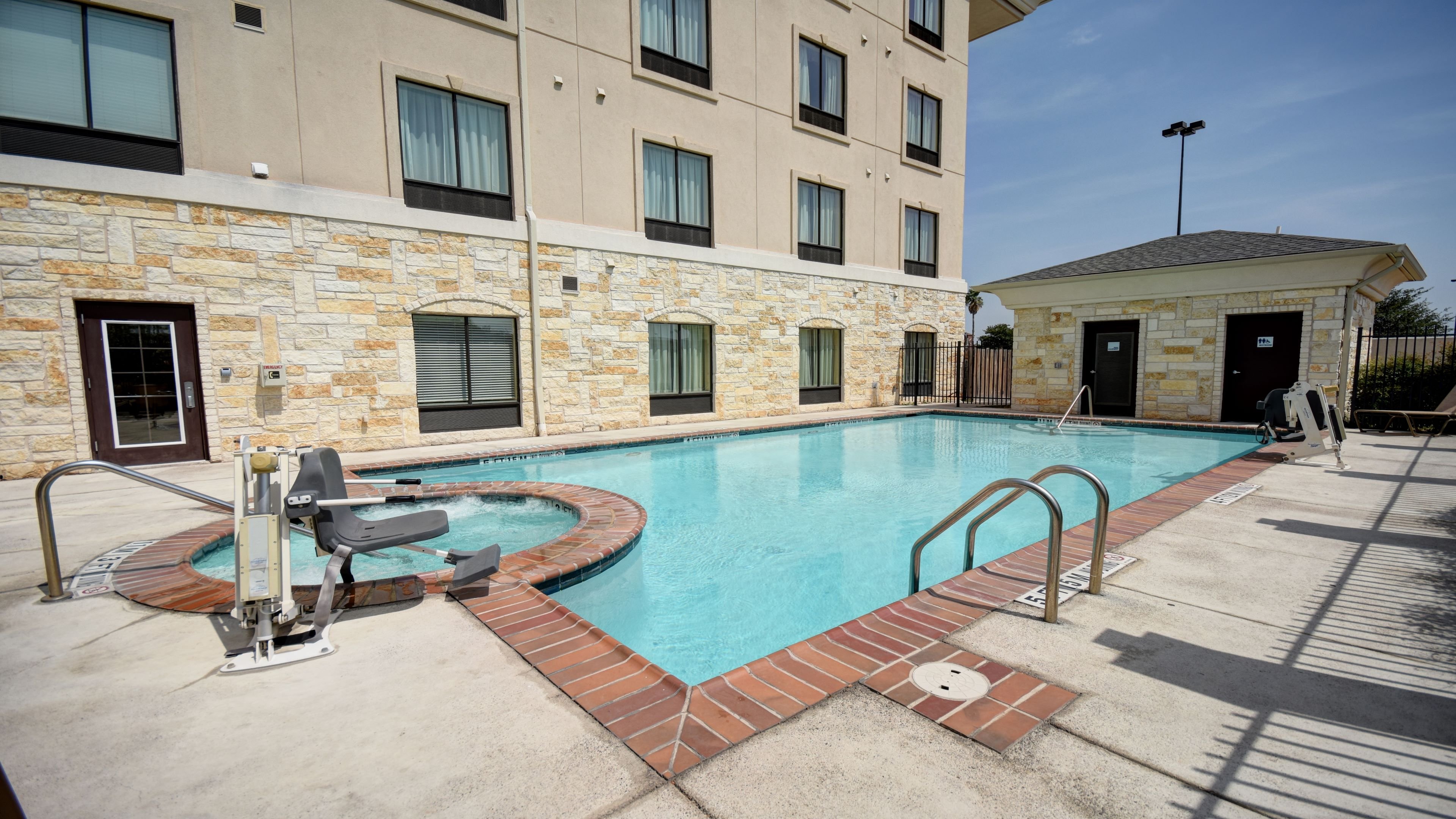 Holiday Inn Express Hotel And Suites Del Rio 36/37
