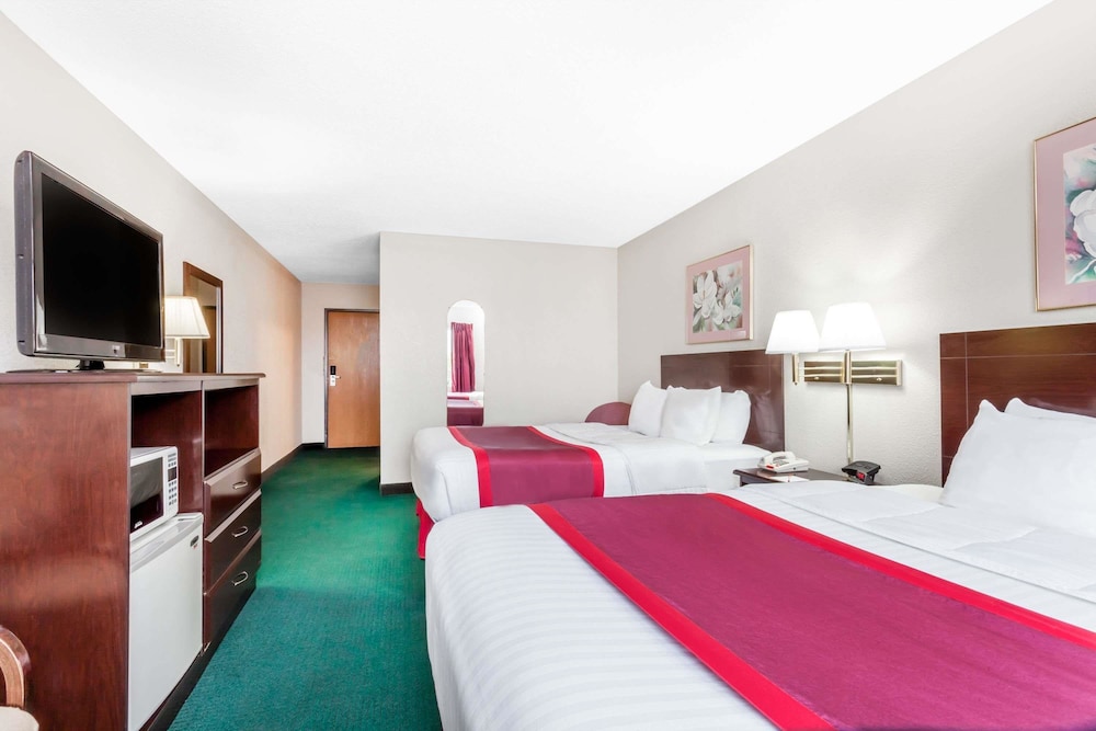 Ramada by Wyndham Tell City 11/35