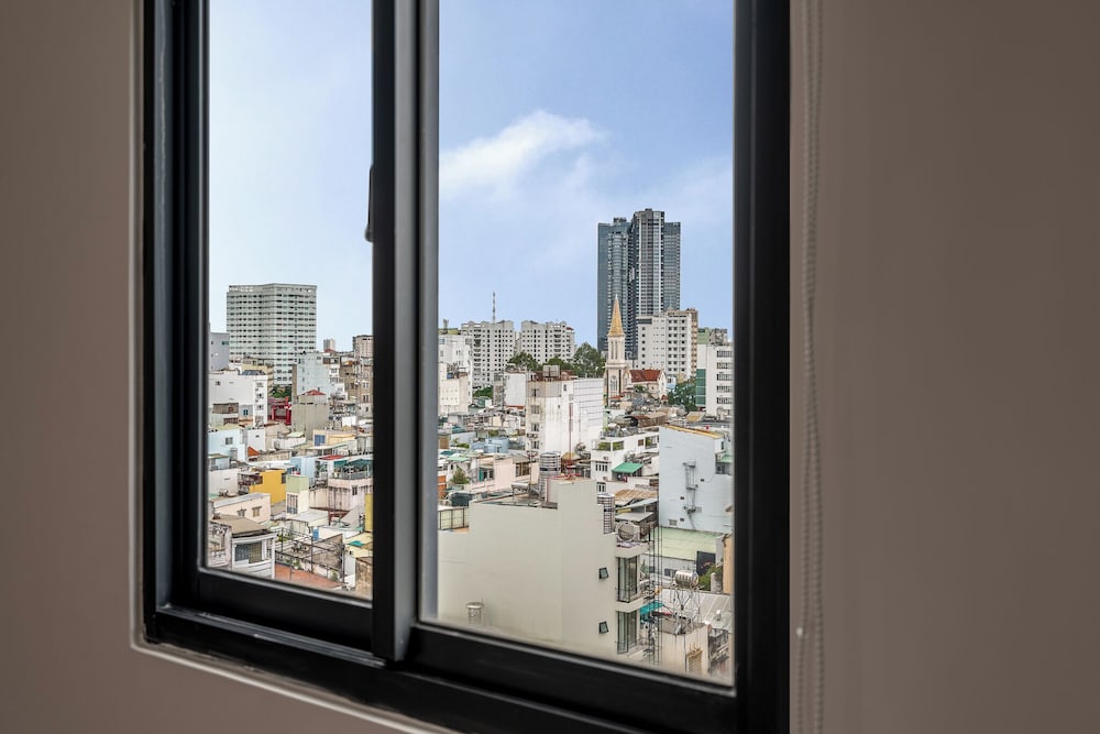 SAZI Resin Hotel - Free Nails/HairWash 25/50