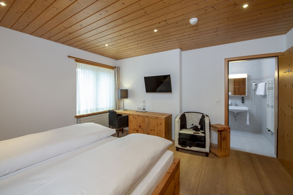 Swiss Pine, Queen Bed