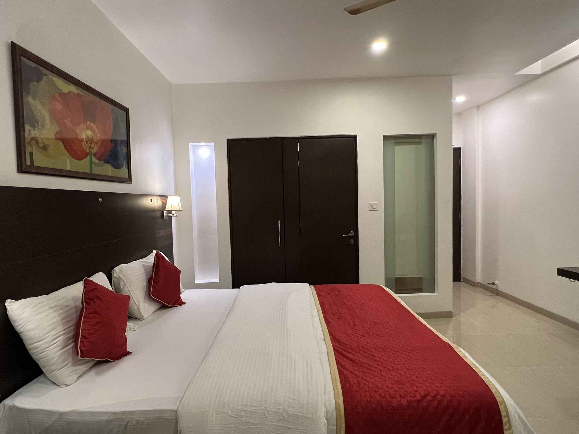 DELUXE, QUEEN BED, CITY VIEW