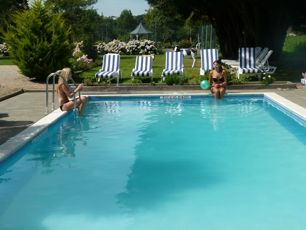 Beachcombers Hotel 45/48