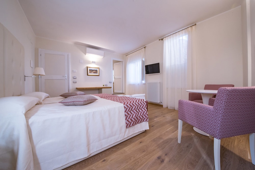 ROOM, DOUBLE OR TWIN BED