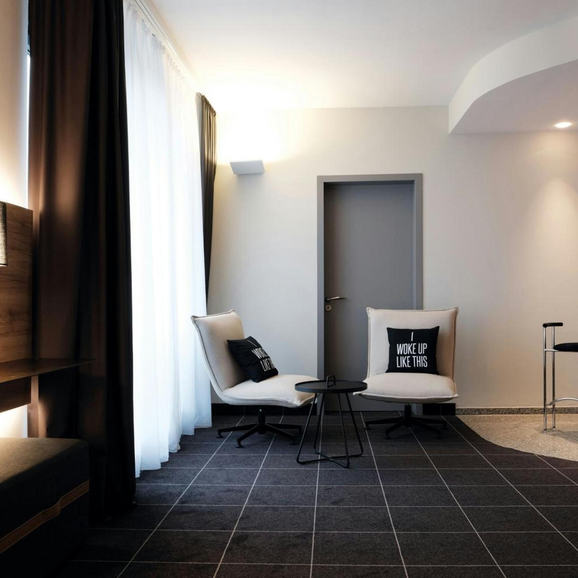 غرفة كبيرة بسرير كوين مع أريكة، FOUR POINTS FLEX by Sheraton Ratingen Dusseldorf Airport 9/10