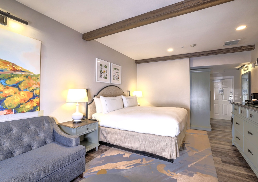 Room, King Bed, Accessible, The Lodge at Healdsburg, tapestry Collection by Hilton 2/5
