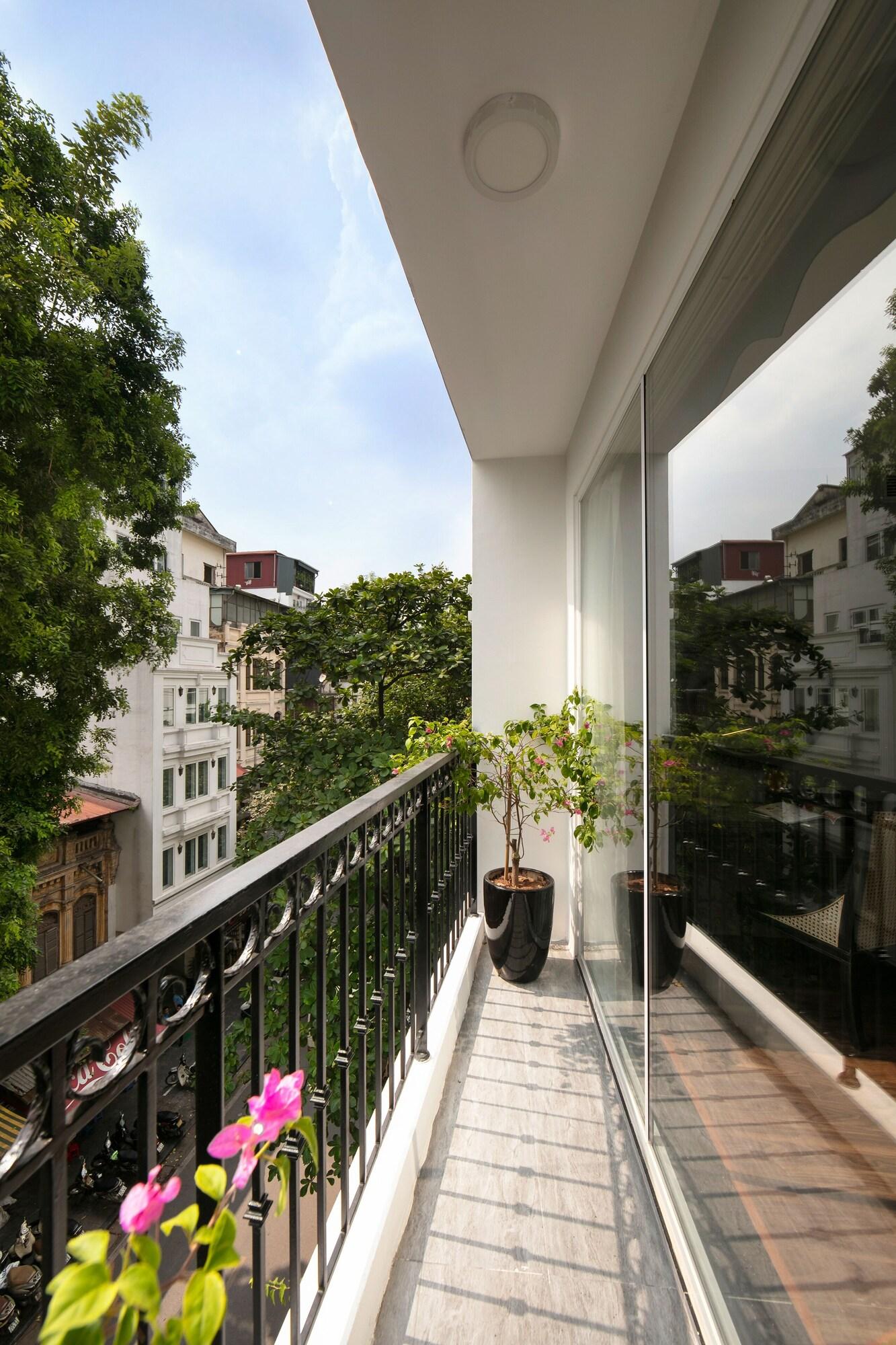 Shining Central Hotel & Spa 27/29