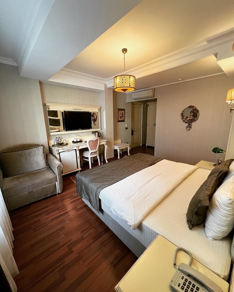 ROOM, DOUBLE BED