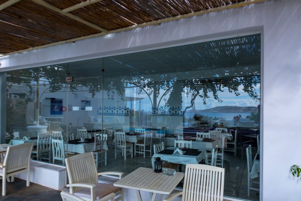 Rhenia Hotel and Bungalows 73/88