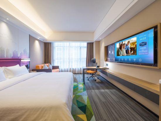 غرفة مريحة بسرير كوين