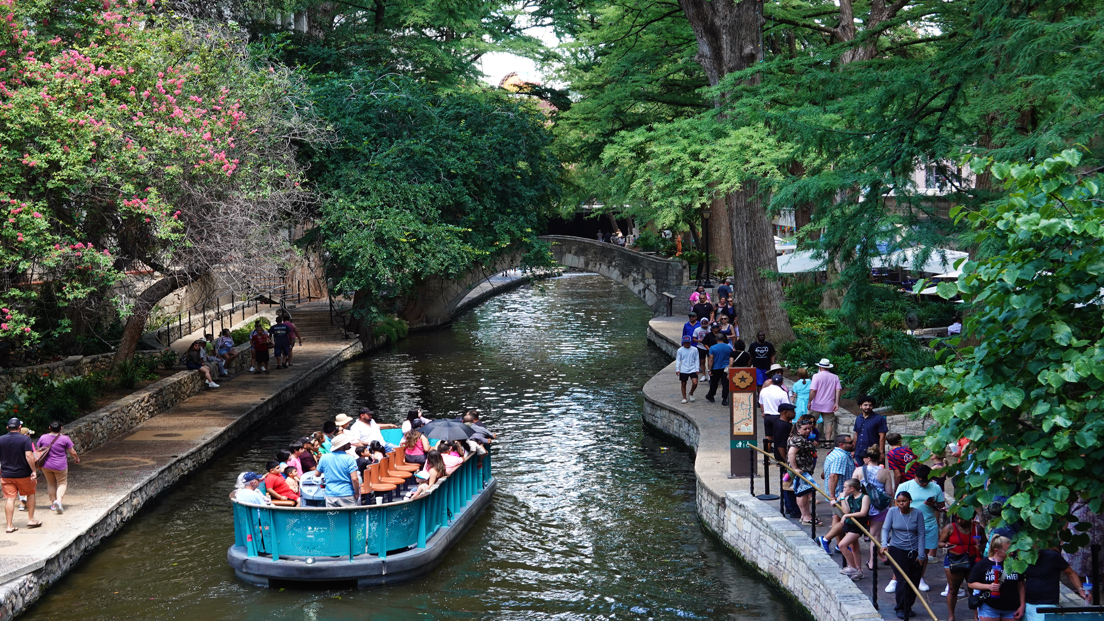 Holiday Inn Express & Suites San Antonio Rivercenter Area, an IHG Hotel 49/50