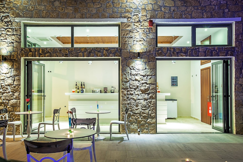 Core Hotel 5/50