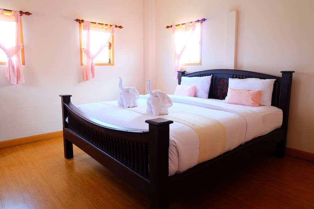 P Paradise Hotel 20/50