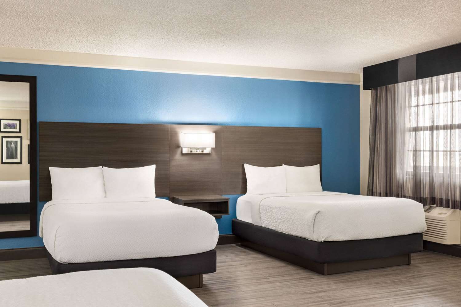 La Quinta Inn by Wyndham San Antonio I-35 N at Toepperwein 7/32
