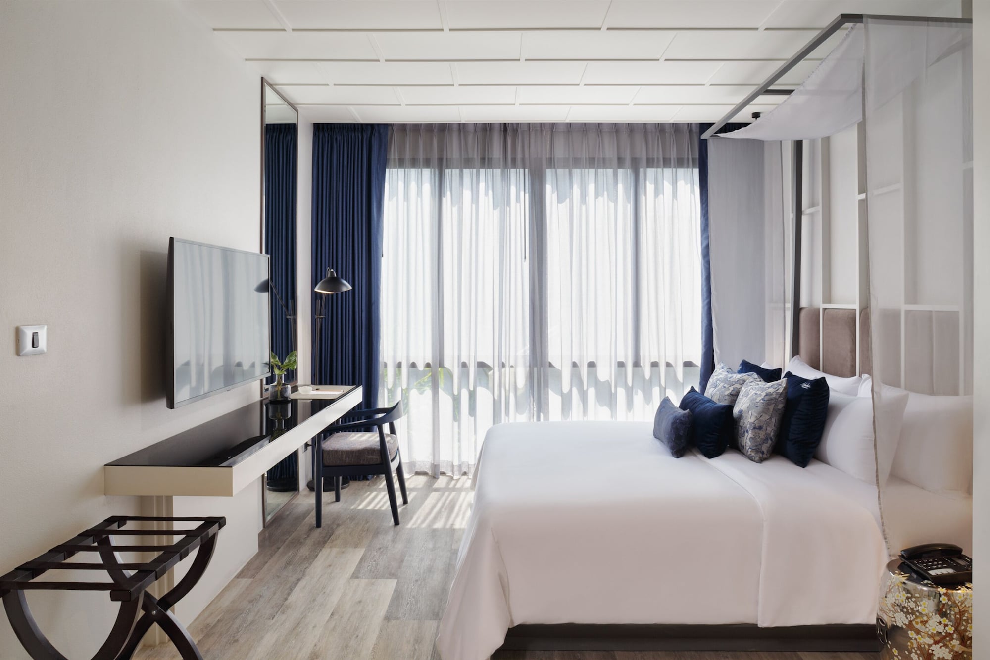 SUITE, 1 KING AND 1 SINGLE BEDS, SOFA