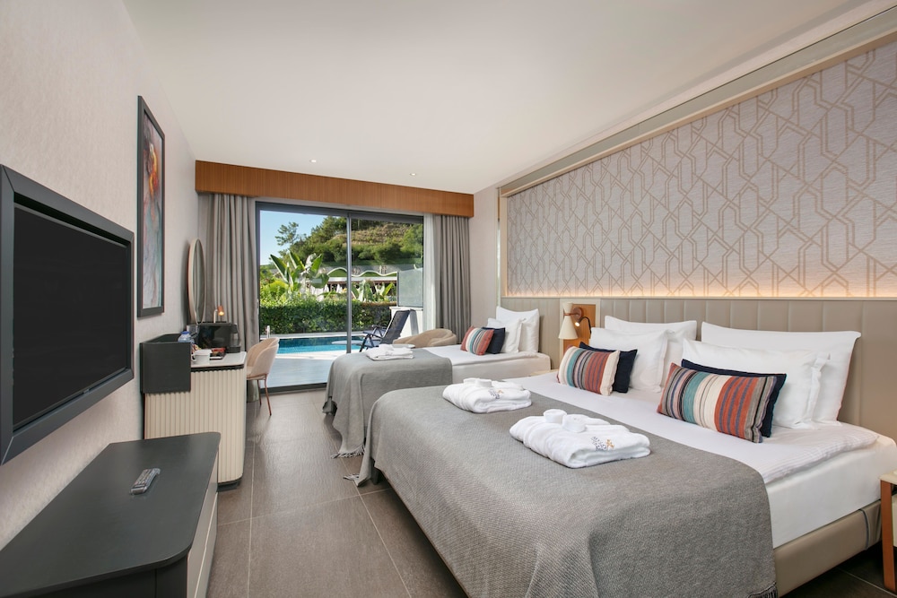 Swim Up, Superior, 1 Double and 1 Single Bed, Garden View