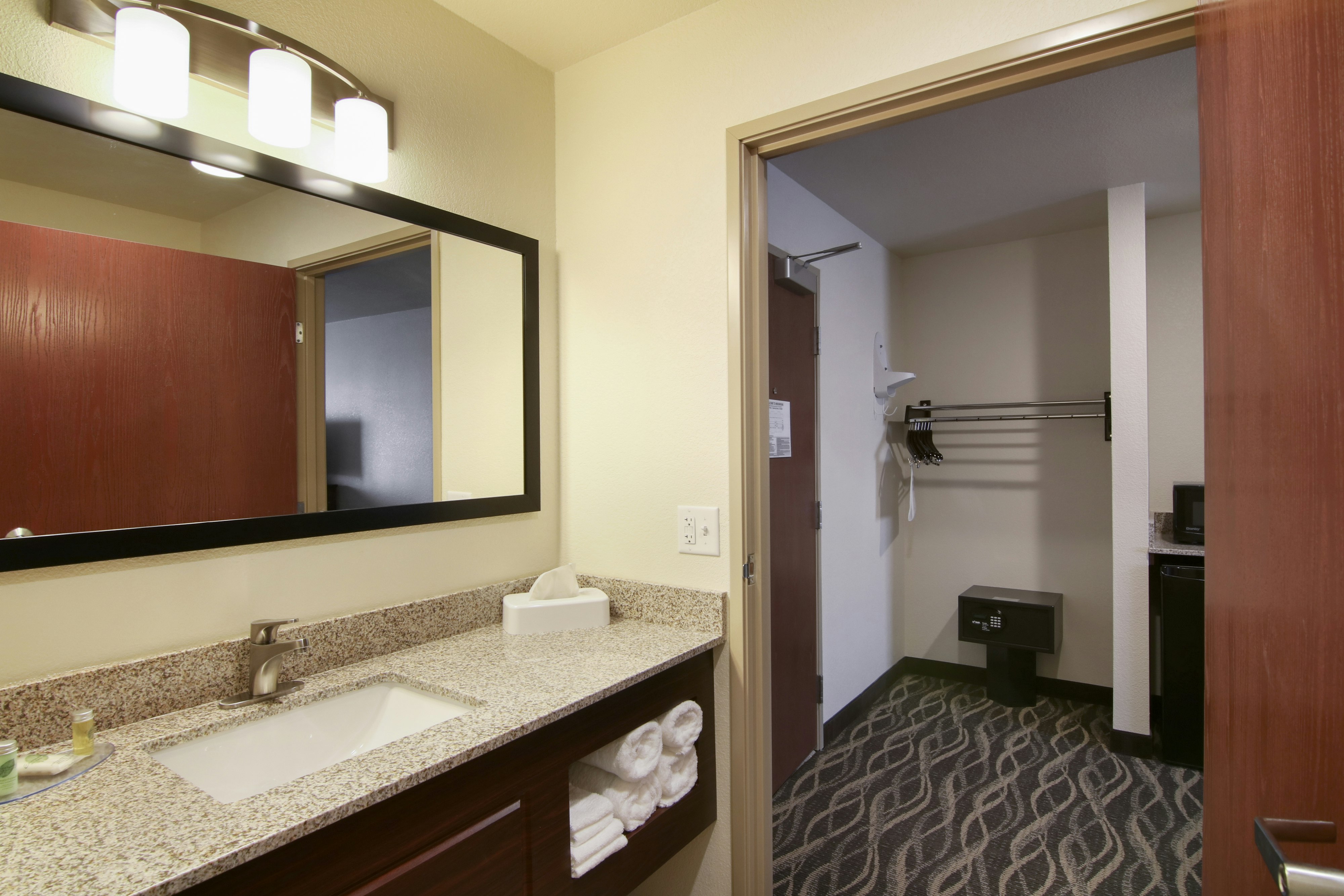 Cobblestone Inn & Suites at UW Stout Downtown Menomonie 52/54