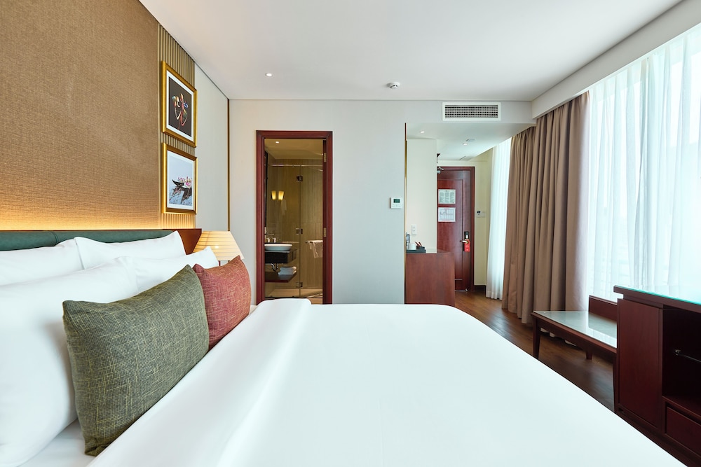 غرفة غراند بسرير كوين بإطلالة على المدينة، Kin Hotel Thi Sach Edition 2/10